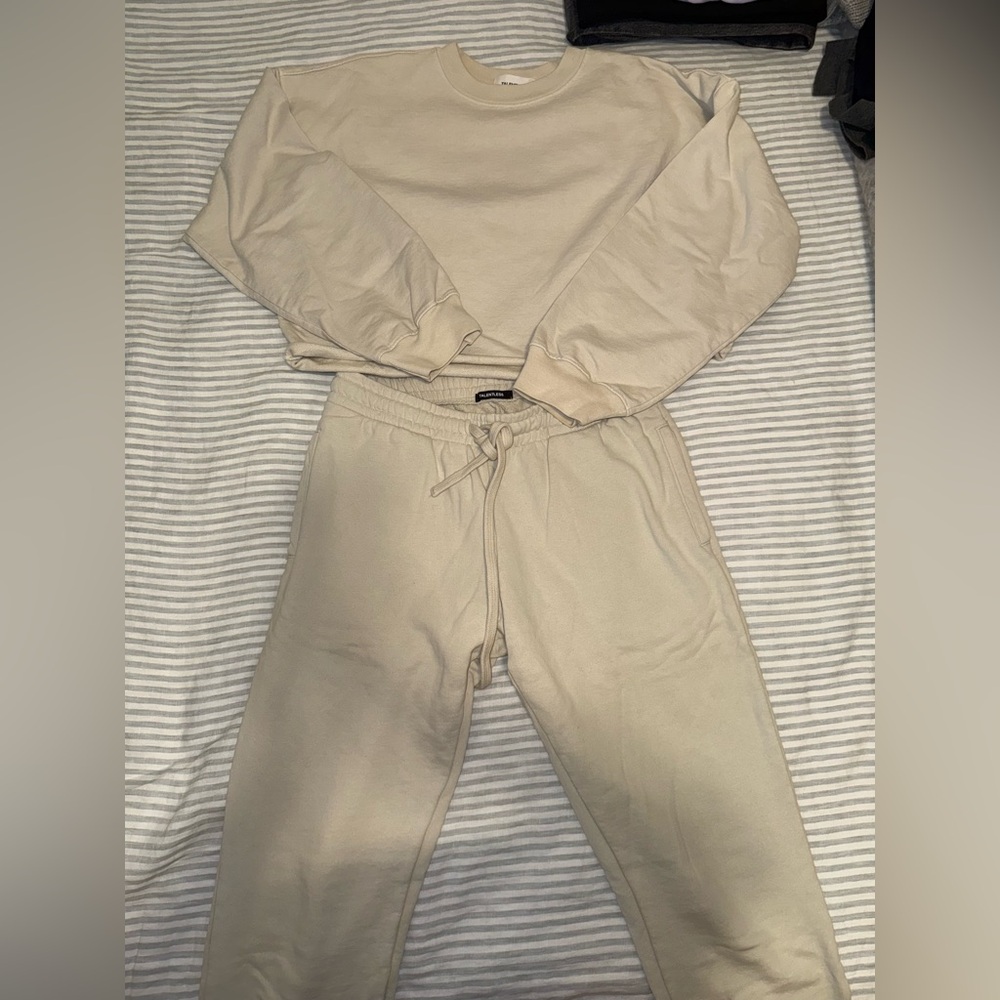 TALENTLESS Off-White Sweat Set